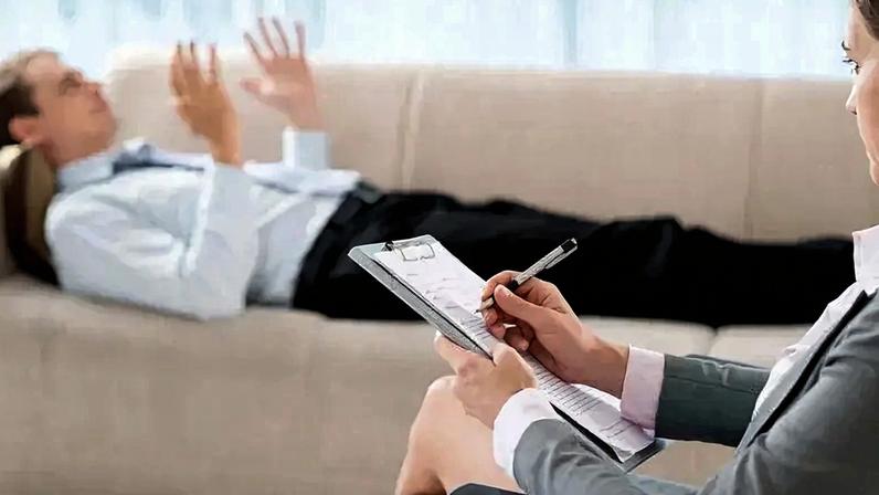 Discussão sobre a proibição da terapia de conversão e liberdade de expressão.