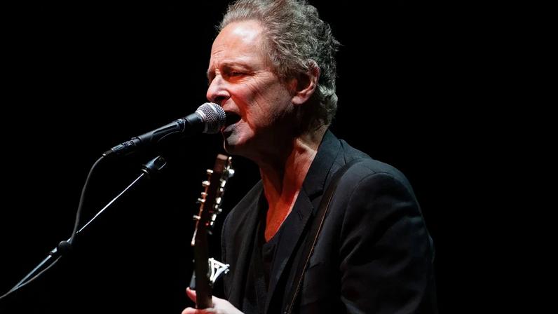 Suposto perseguidor de Lindsey Buckingham comparece ao tribunal após declarar-se inocente