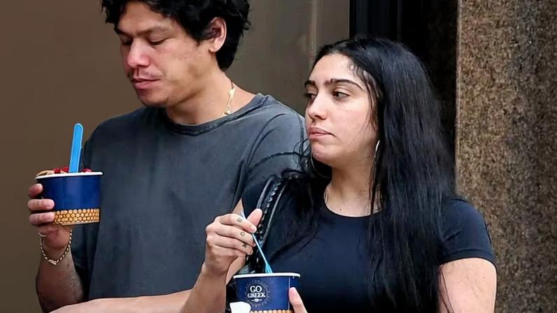 Lourdes Leon é fotografada exibindo barriga e tatuagens à mostra