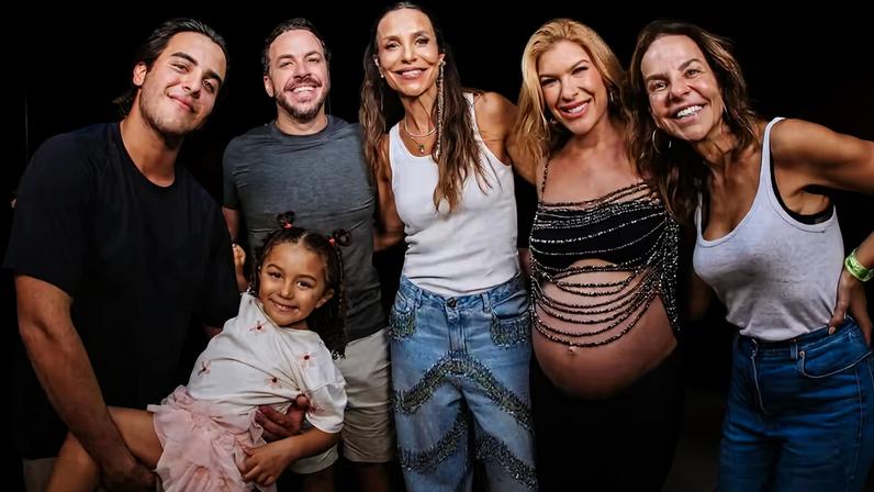 Prestes a dar à luz, Lore Improta curte show de Léo e posa com Liz, Ivete e Marcelo Sangalo — Foto: Reprodução/Instagram