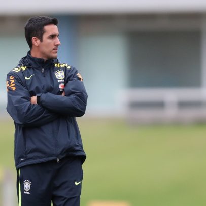 Técnico da Sub-20 Paulo Victor recebe homenagem na despedida do América-MEX