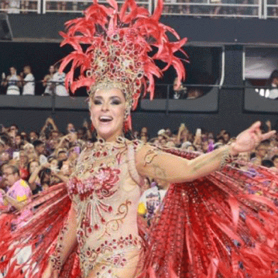 Luciana Picorelli renova como rainha de bateria da União do Parque Acari