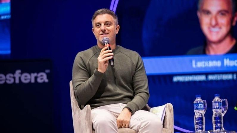 Luciano Huck em evento do Esfera Brasil no Guarujá