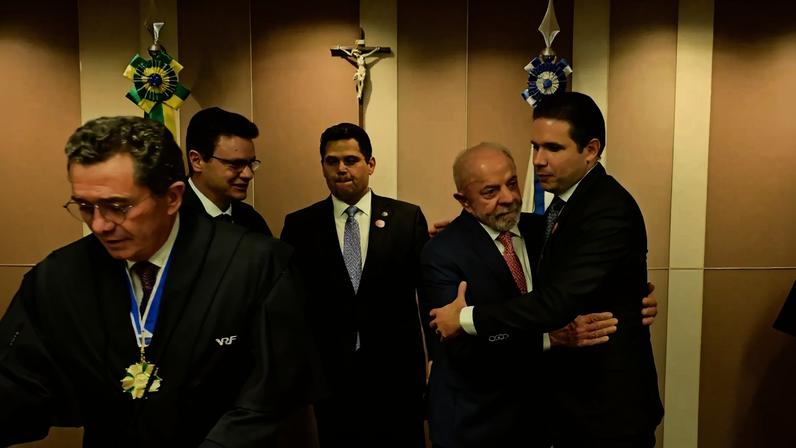 Lula e Alcolumbre não interagiram durante a cerimônia de posse de Odair Cunha como novo ministro do TCU. (Foto: Gentil Magalhães/TCU)