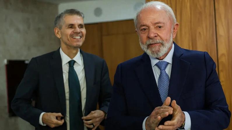 Lula e o ministro Sidônio Palmeira, responsável pela estratégia de comunicação do governo. (Foto: José Cruz/Agência Brasil)