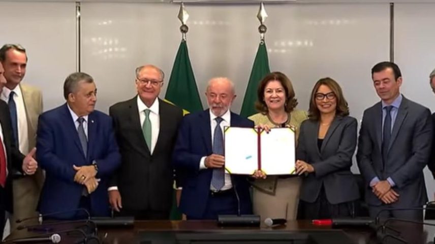 Lula exibe medida provisória após assinatura da medida que zera alíquota sobre a taxa das blusinhas