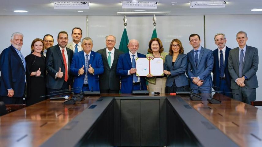 Lula assina medida provisória que zera a 'taxa das blusinhas'