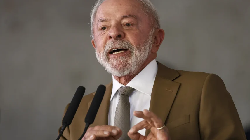 Lula anuncia fim da taxa das blusinhas, meses antes da eleição