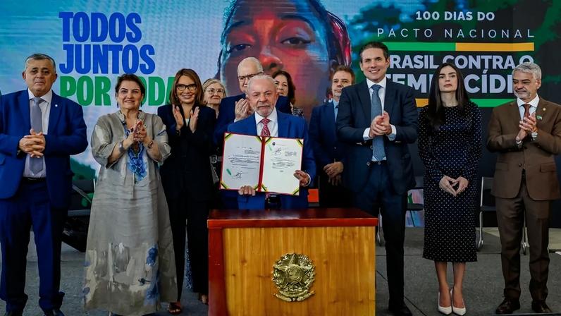 Lula sanciona 4 leis no pacto contra feminicídio e apresenta balanço 100 dias
