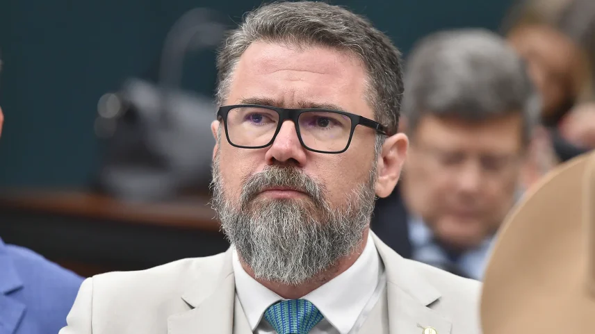 Comissão da Câmara aprova projeto que libera FGTS para compra de arma de fogo