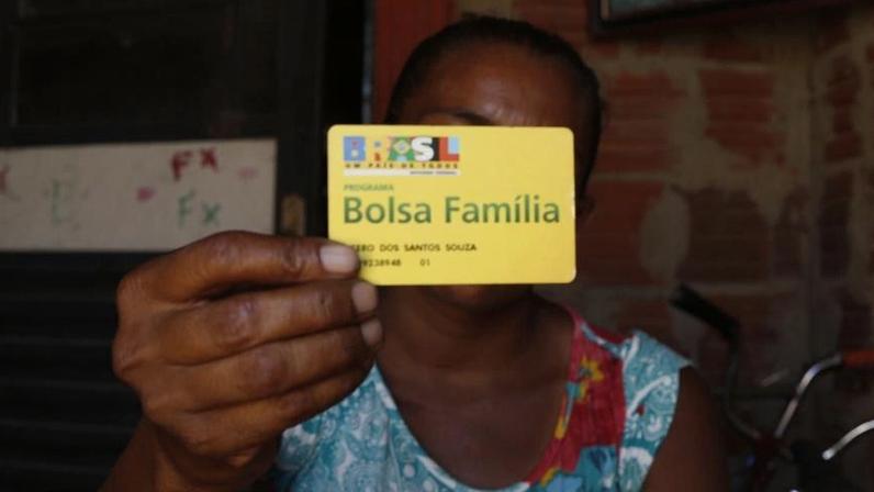 Beneficiária segura cartão do Bolsa Família em Petrolina (PE). Para Sakamoto, achar que brasileiro quer viver de grana fácil é apenas projeção do pensamento de quem sonha viver de juros