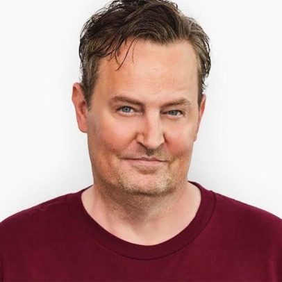 Itens pessoais e de Friends de Matthew Perry são leiloados 3 anos após a morte