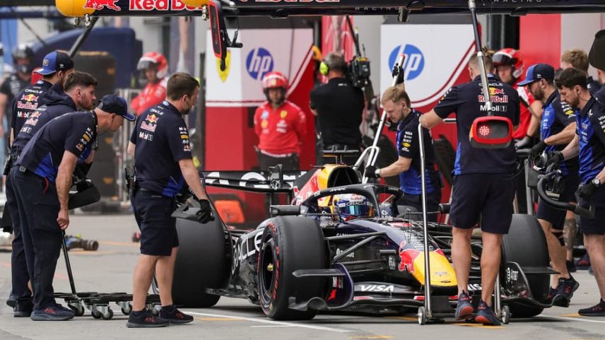 Max Verstappen na garagem da Red Bull no GP do Canadá pela F1 2026 (Foto: Cristobal Herrera Ulashkevich / POOL / AFP)