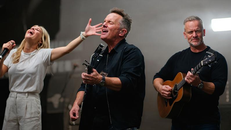 Imagem de Chris Tomlin durante uma apresentação.