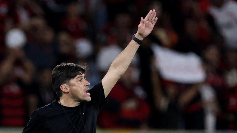 Técnico do Estudiantes critica árbitro e elogia o Flamengo