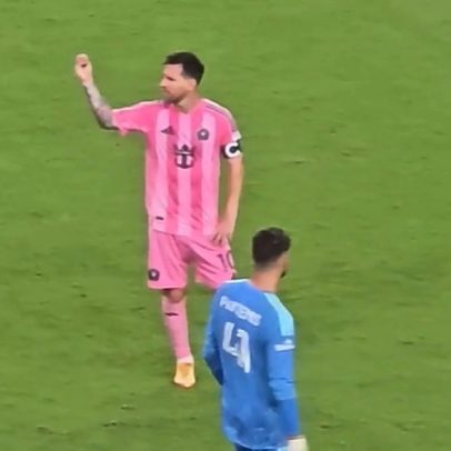Messi faz gesto para torcida durante protesto em vitória do Inter Miami