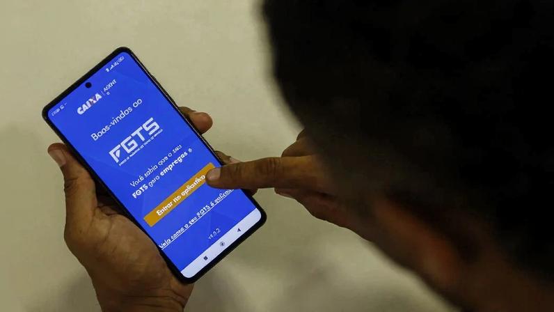 Trabalhador consulta o app do FGTS. Foto: Joédson Alves/Agência Brasil