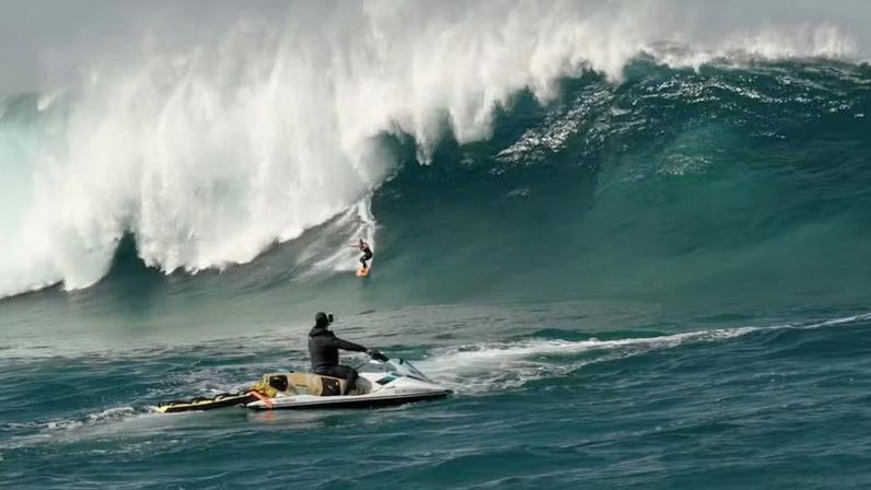 Surfista bate recorde de maior onda já surfada por mulher no Brasil