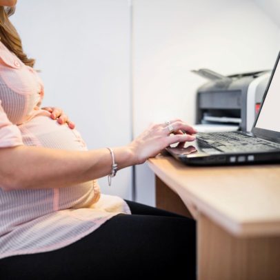 Empresas com licença-maternidade estendida reduzem demissões após retorno de mães