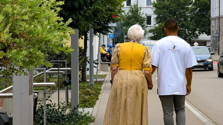 Imigrantes preenchem lacuna no cuidado à população idosa na Alemanha
