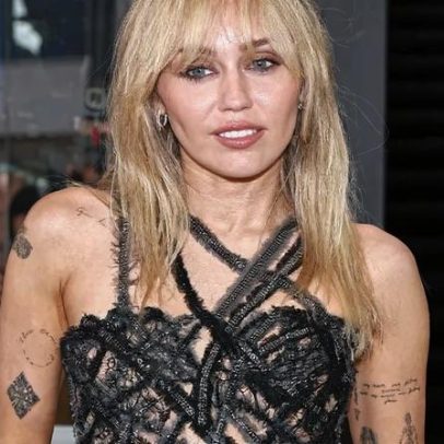 Miley Cyrus usa vestido Versace herdado de Heidi Klum na estrela do Walk of Fame