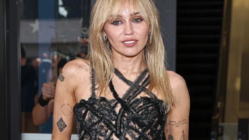 Miley Cyrus usa vestido Versace herdado de Heidi Klum na estrela do Walk of Fame