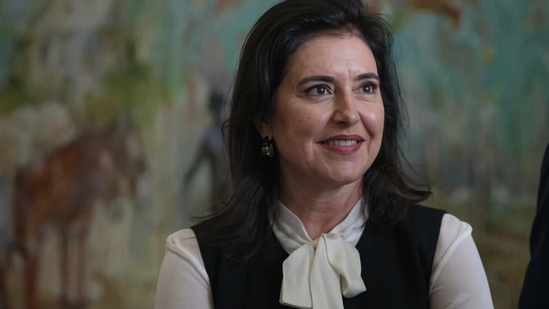 Simone Tebet afirma que Tarcísio não é invencível e tem telhado de vidro