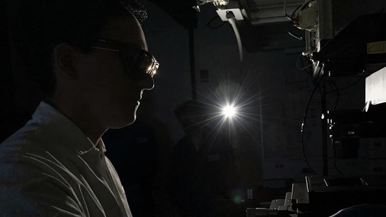 Peng lab member and study co-first-author João Shida prepares to image nanoparticles using the lab’s custom-built microscope.
