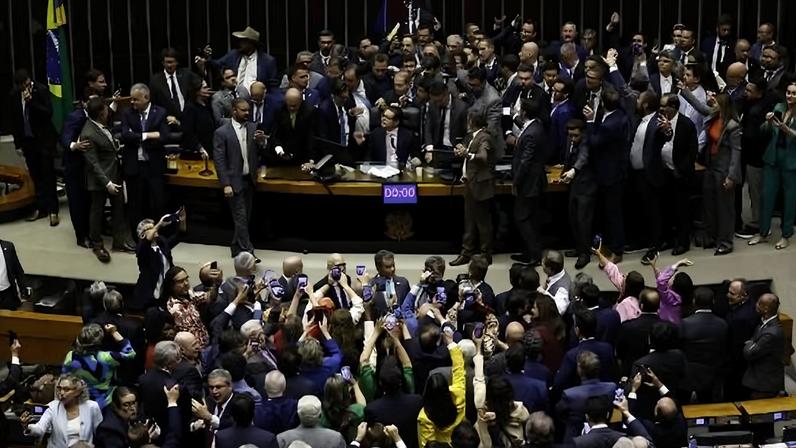Jurista defende que deputados que fizeram motim deveriam perder o mandato