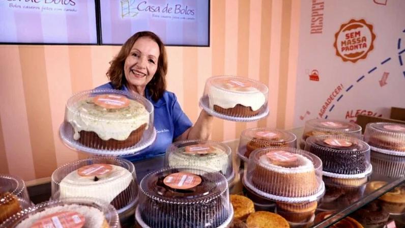 Sônia Ramos, a Vó Sônia, segue à frente das receitas da Casa de Bolos, que produz cerca de 60 mil bolos por dia