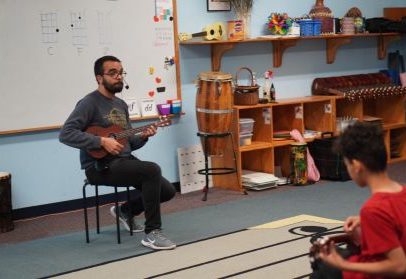 Educador usa música brasileira para ensinar português a crianças nos EUA