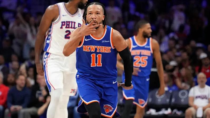 Jalen Brunson, do New York Knicks, em vitória sobre o Philadelphia 76ers nos playoffs da NBA (Foto: Jesse D. Garrabrant/NBAE via Getty Images/AFP)