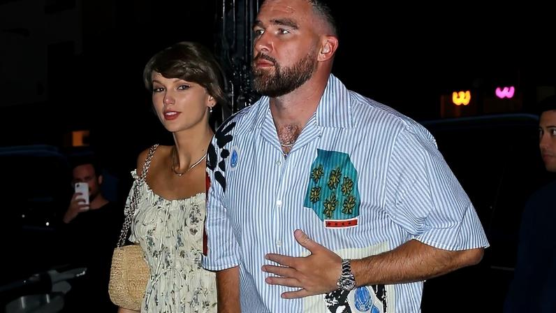 Taylor Swift e noivo curtem jantar com afeto em Nova York