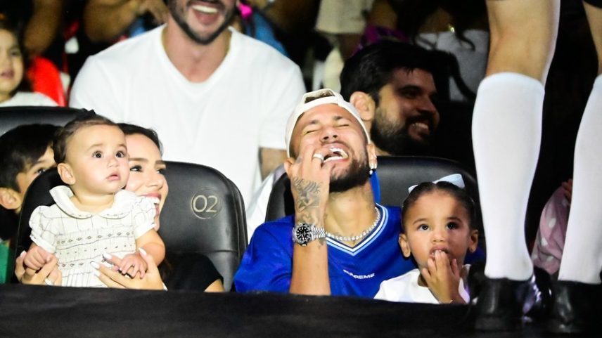 Neymar fecha sessão do circo para sua família e amigos em Santos
