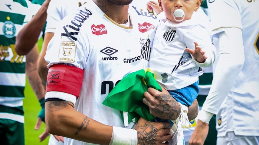 Neymar chega com as filhas ao jogo do Santos