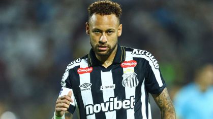 Neymar faz gol e abraça Robinho Jr. em Recoleta x Santos