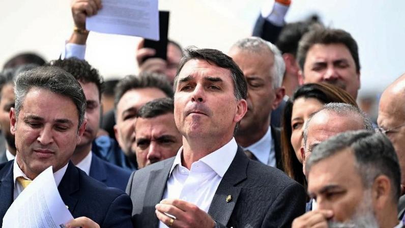 Queda de marqueteiro de Flávio revela divergências entre moderados e ideológicos