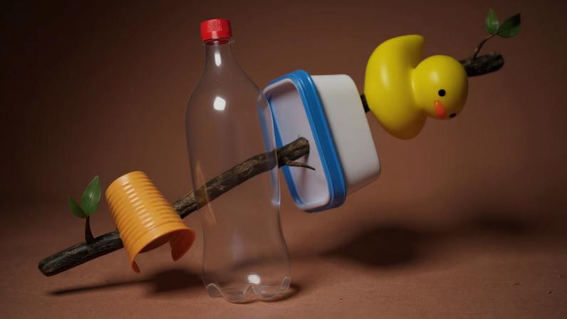 Ilustração 3D de espetinho de coisas de plástico: copo, garrafa PET, tupperware e patinho.