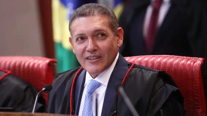 Nunes Marques toma posse como presidente do TSE