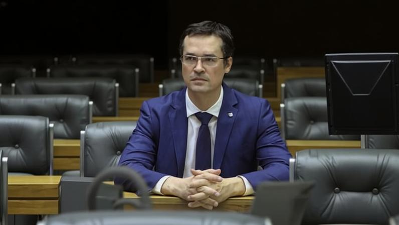 Dino derruba censura e libera reportagem sobre Dallagnol