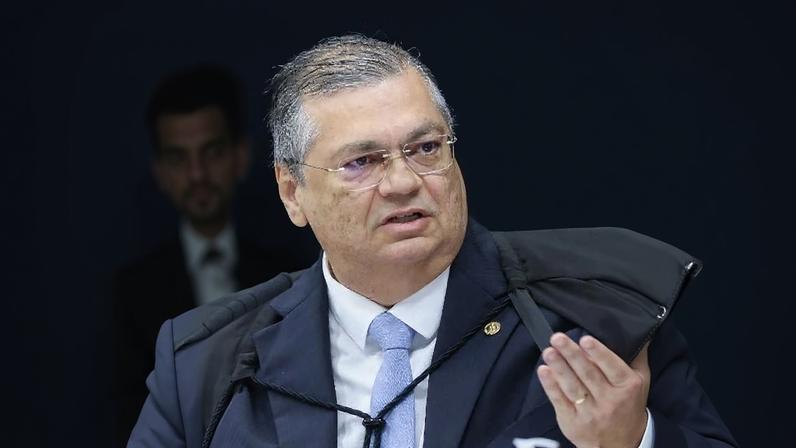 AGU desafia decisão de Dino sobre fim da aposentadoria compulsória