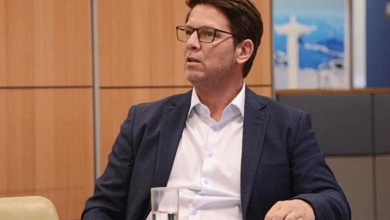 Mario Frias responde Dino e afirma estar disponível para encontro ao vivo