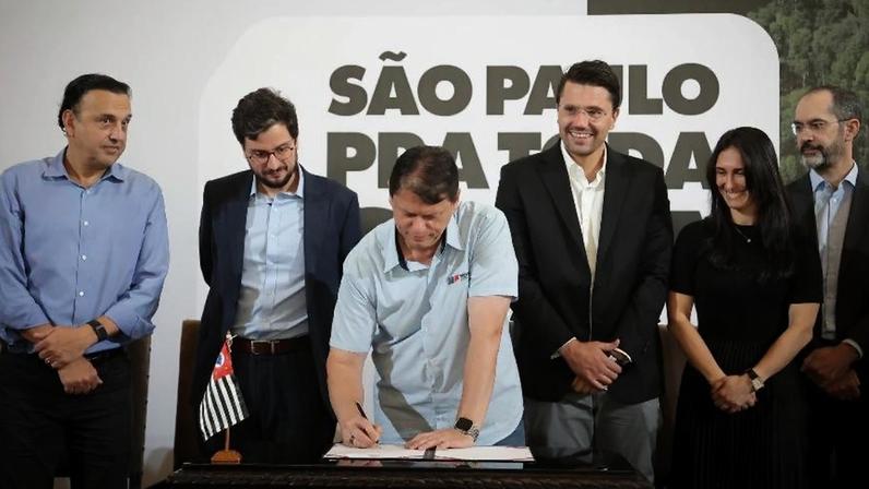 O vice-governador Felício Ramuth (MDB), à esquerda, e o governador Tarcísio de Freitas, no centro, durante comemoração de 1 ano do Programa São Paulo pra Toda Obra.