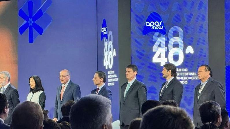 O vice-presidente, Geraldo Alckmin, e o governador de SP, Tarcísio de Freitas, durante evento do setor de supermercados