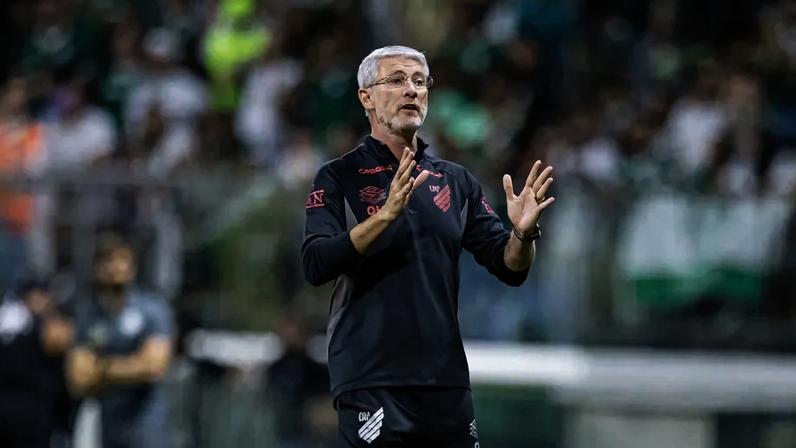 Odair Hellmann gesticula na partida entre Palmeiras e Athletico-PR, no Allianz Parque (Foto: Jhony Inácio/Folhapress)