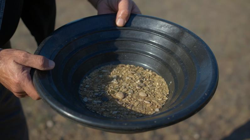 Ouro cai 1,2% e fecha abaixo de US$ 4.500