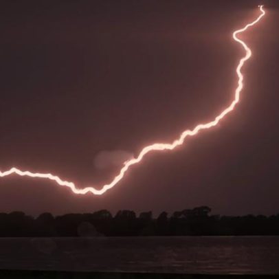 Relâmpagos iluminam os céus do País de Gales