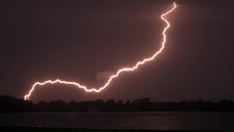 Relâmpagos iluminam os céus do País de Gales