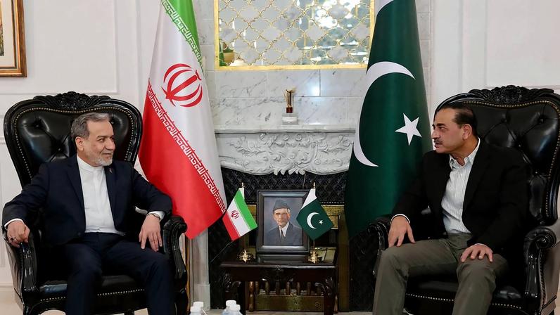 Pakistani Army chief Asim Munir meets with Iranian Foreign Minister Abbas Araghchi in Islamabad on April 25.