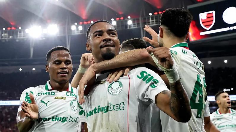Palmeiras derrota Fla e amplia vantagem na liderança do Brasileiro